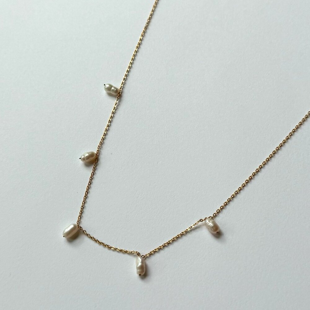 Delicate pearl Necklace